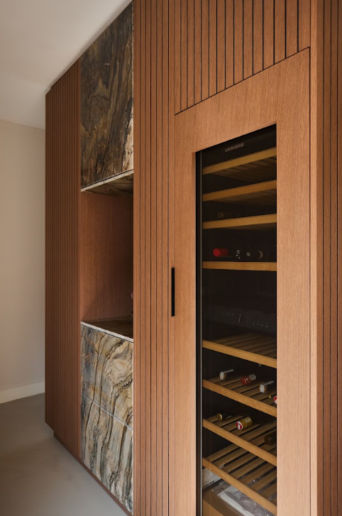 Houten kastenwand met ingebouwde wijnklimaatkast